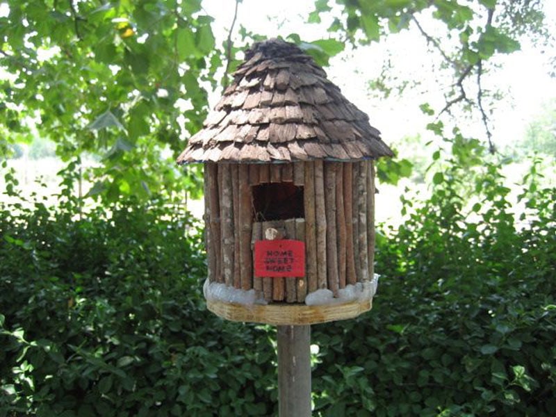 Build a birdhouse from plastic coffee container
