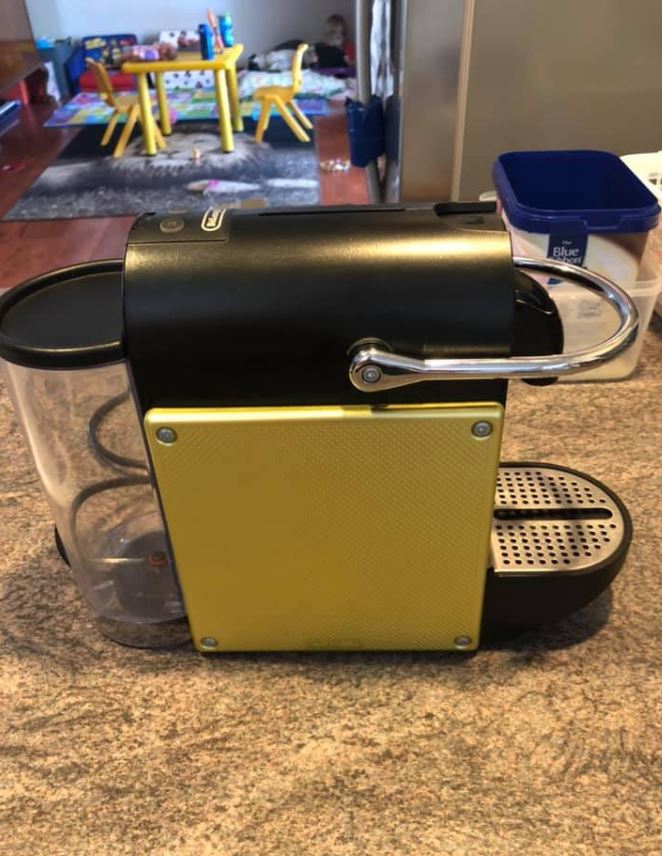 Delonghi Nespresso Pixie has an empty-tank indicator
