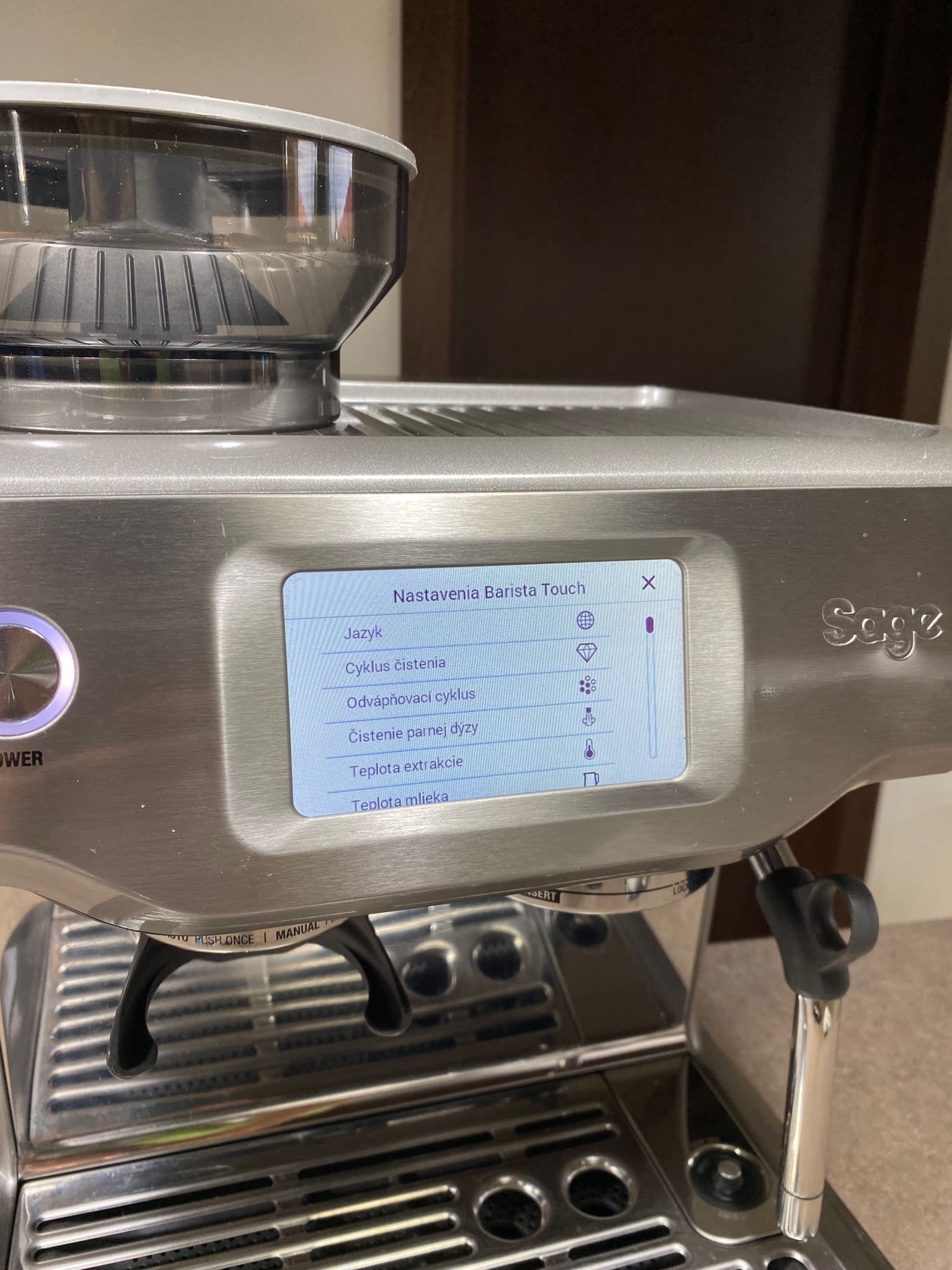 The interactive touchscreen and preprogrammed recipes on Barista Touch