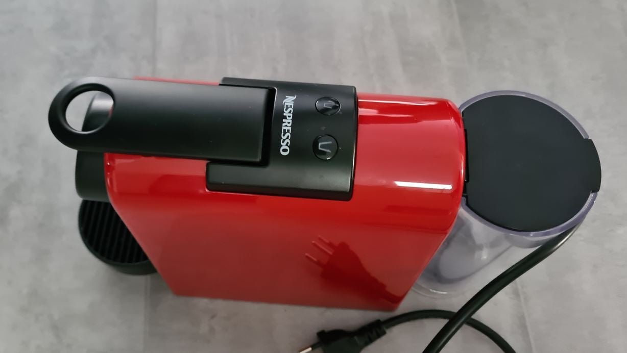 Delonghi Essenza Mini can be cleaned with a capsule