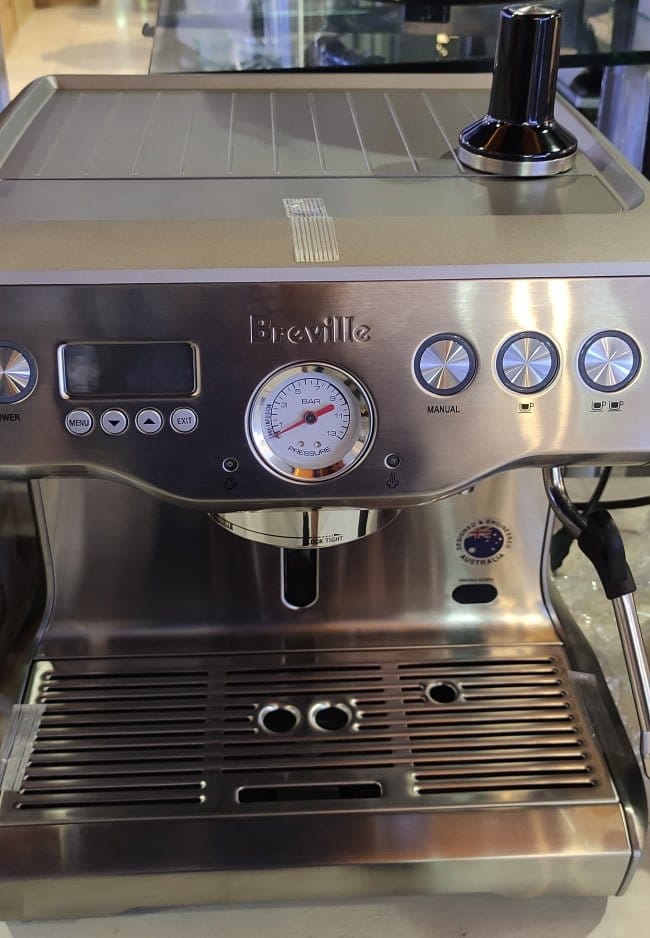 The Dual Boiler allows streaming the milk and making the espresso at the same time