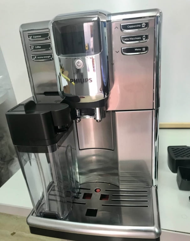 Philips 5000 works better with its milk carafe