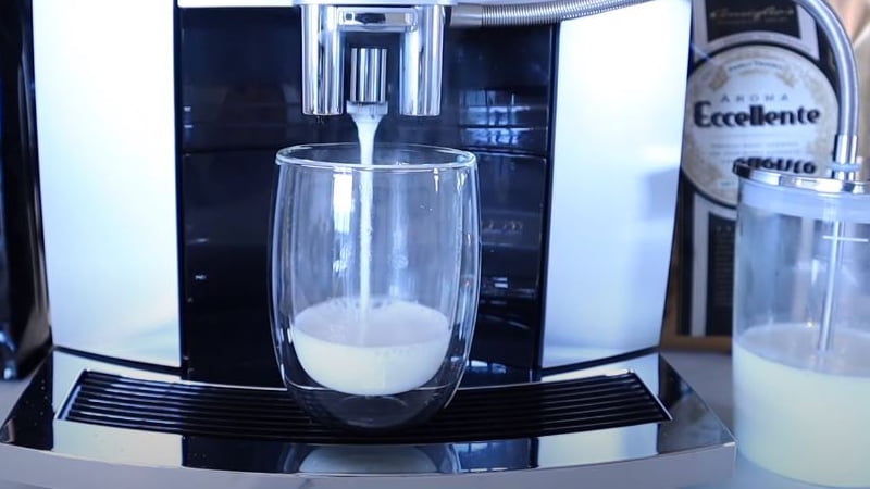 jura e6's automatic milk frothing system