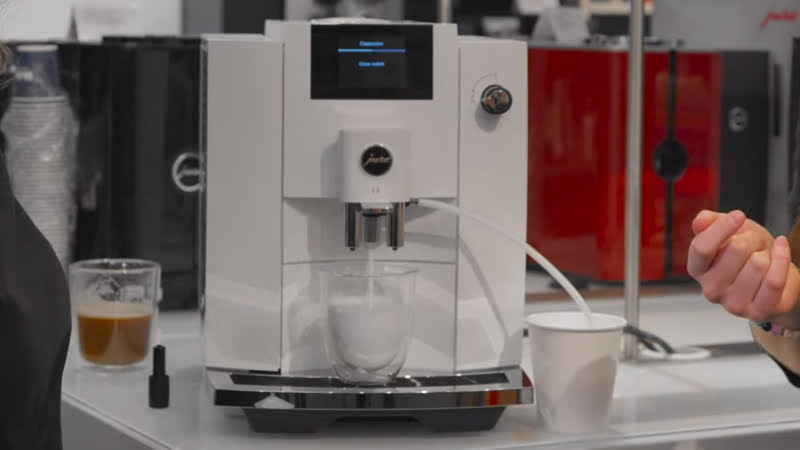Jura E6's milk system